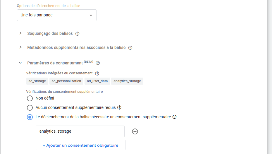 Paramètres avancés d'une balise Google Analytics dans Google Tag Manager : Options de déclenchement à Une fois par page, consentement supplémentaire requis avec analytics_storage